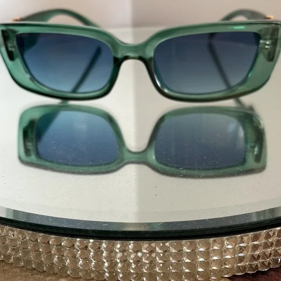 NWOT Chic coloured green sunglasses - Picture 2 of 7
